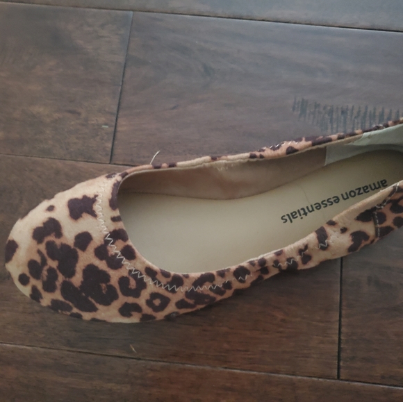 Leopard print flats size 8 new never worn - Picture 2 of 3